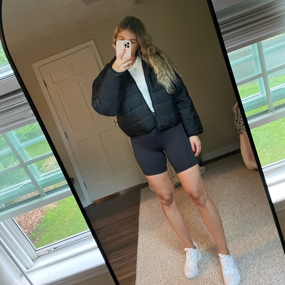 Black cropped puffer jacket with a hood - Picture 1 of 3